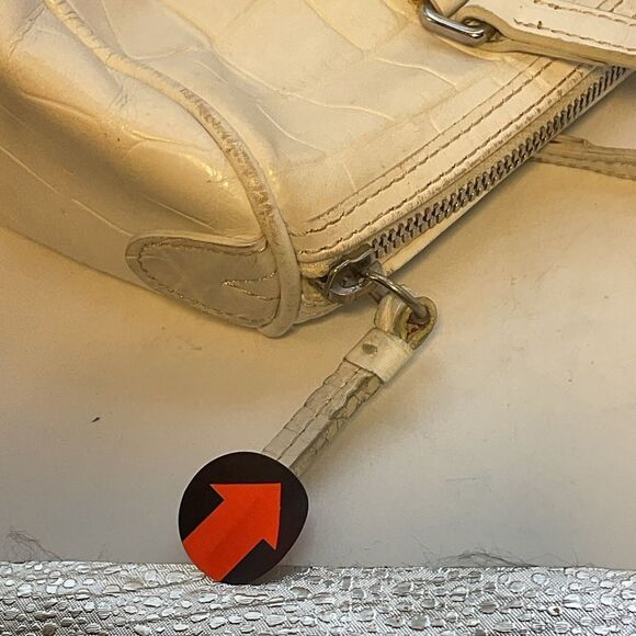 Dooney & Bourke Crocodile Bayou barrel Shoulder Bag Vtg Patent Leather White - Picture 9 of 16